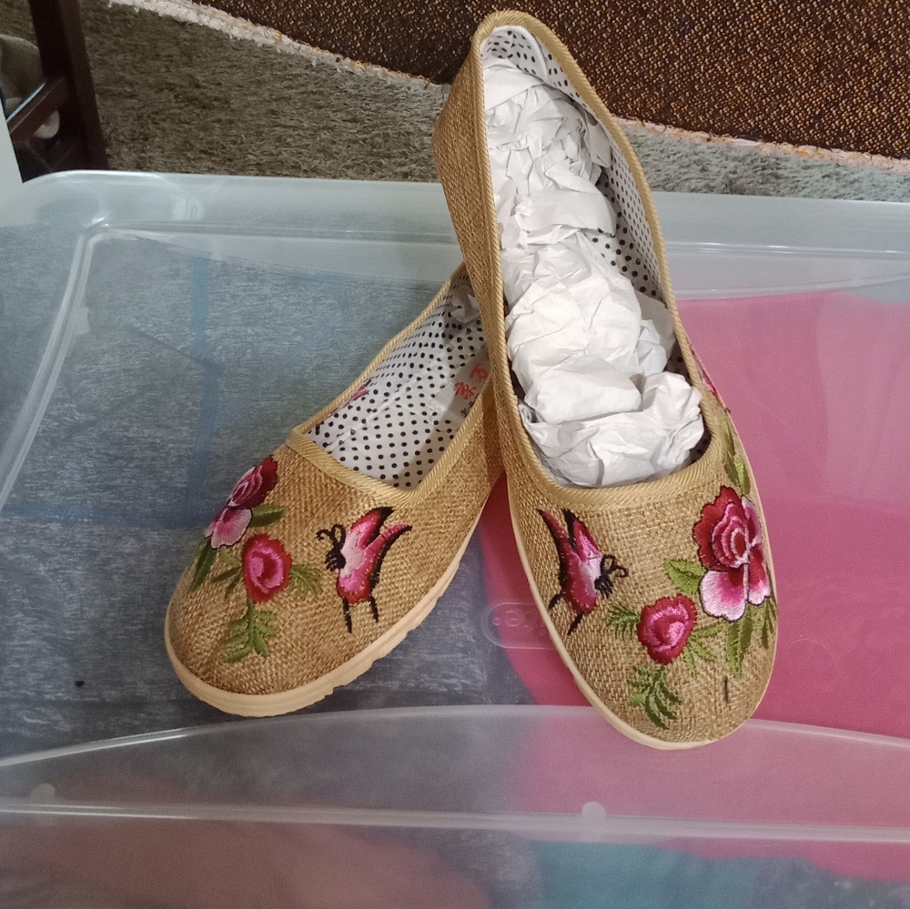 #.  Beautiful Burlap Embroidered flats. Size: 8.5